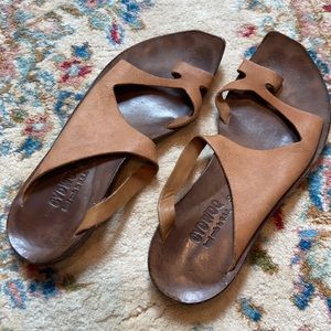 Cydwoq handmade sandal.